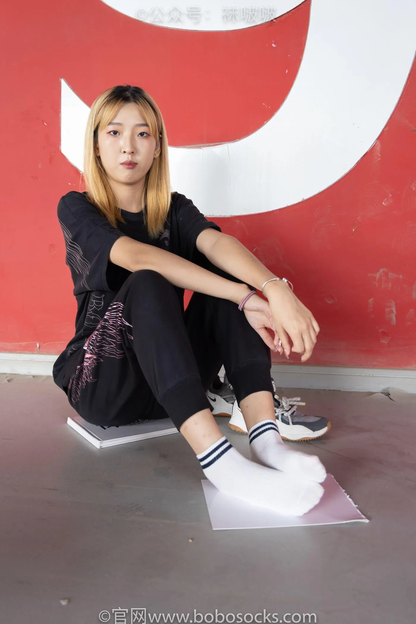 [BoBoSocks袜啵啵]NO.018 木木-运动鞋、白棉袜、裸足 [136P]插图3